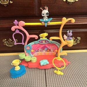 LPS Trick N Talent Show Magnetic Playset with 3 magnetic pets